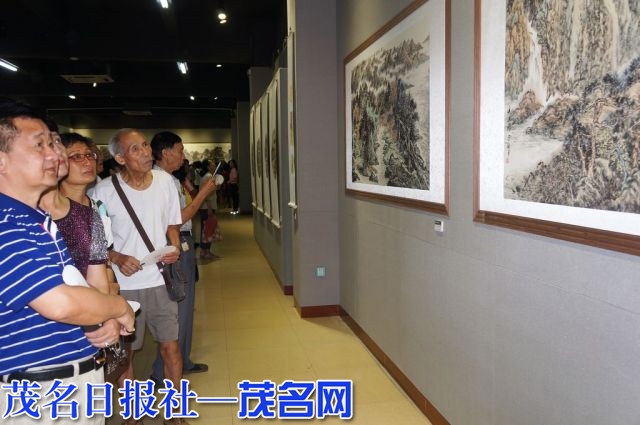 市民参观画展