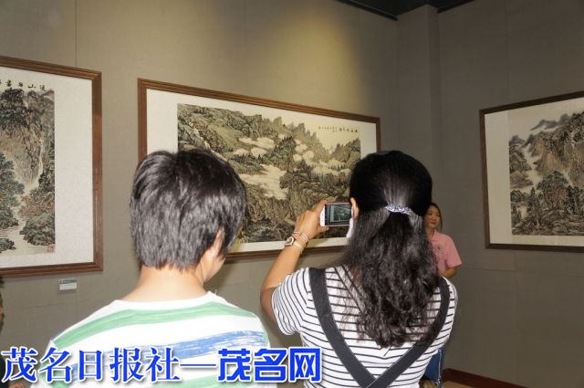 市民纷纷举起手机记录画作