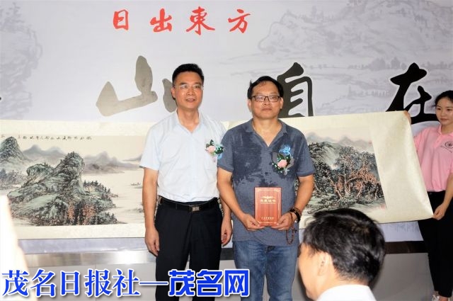 彭永强向茂名市博物馆赠送长卷作品《溪山自在长图》,同时茂名市博物馆向彭永强颁发收藏证书