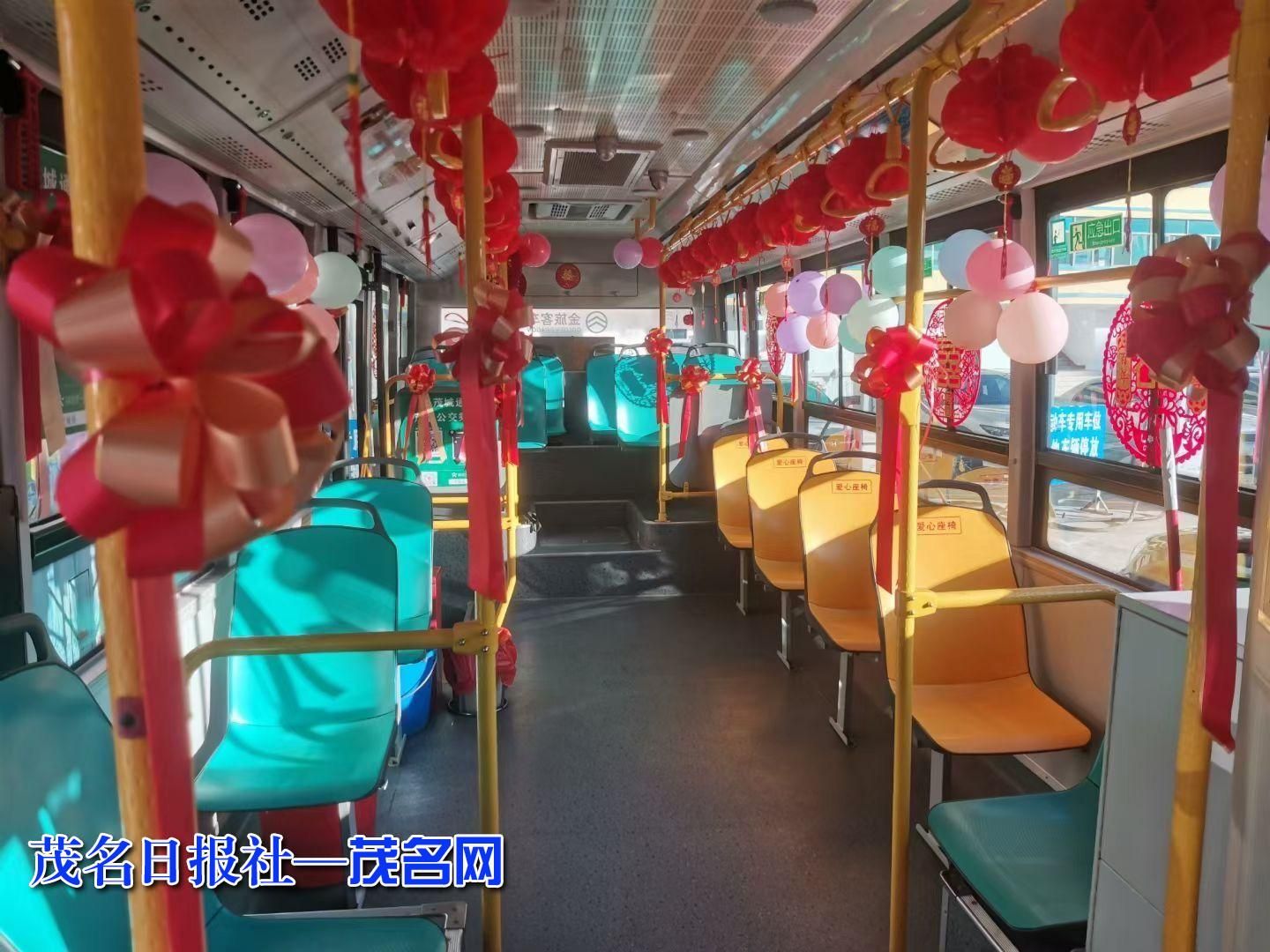 茂名一对新人用公交车当婚车