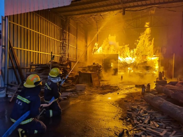 信宜一家私厂发生火灾，火势迅猛，消防紧急救援