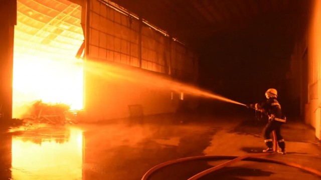 高州市一厂房木柴堆着火，消防历时6小时扑灭