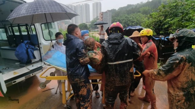 信宜一村庄突发山体滑坡，有人员被困，消防紧急救援！