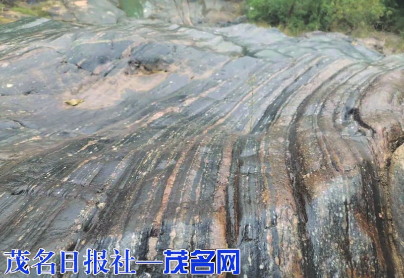 信宜池洞双垌村现河道断岩奇观