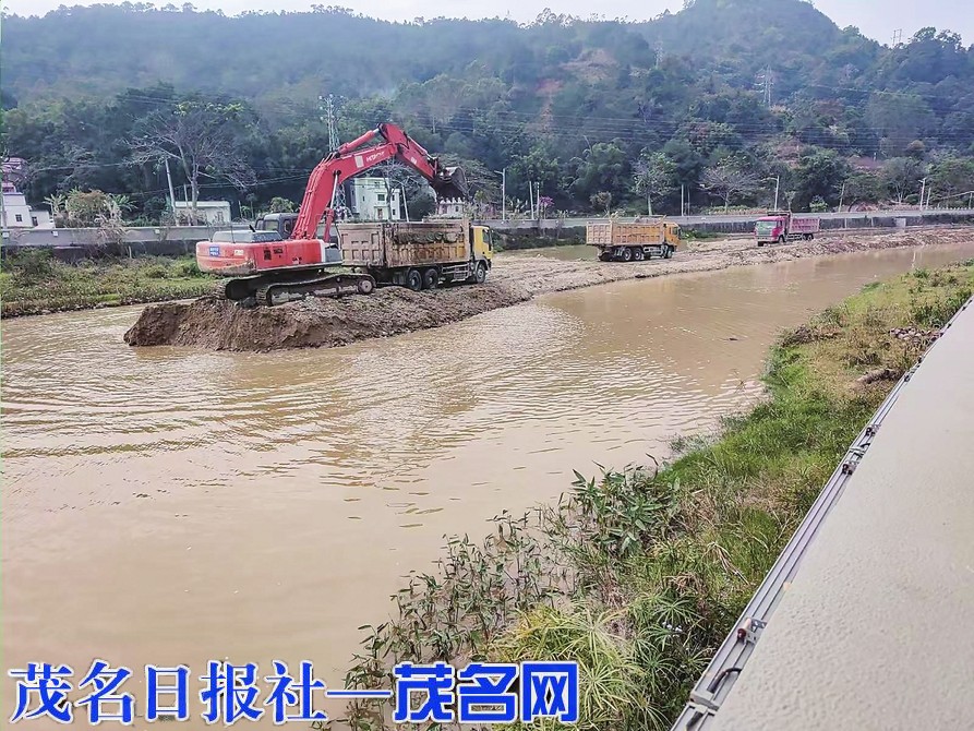 清淤疏浚活水来 水畅岸绿润田园