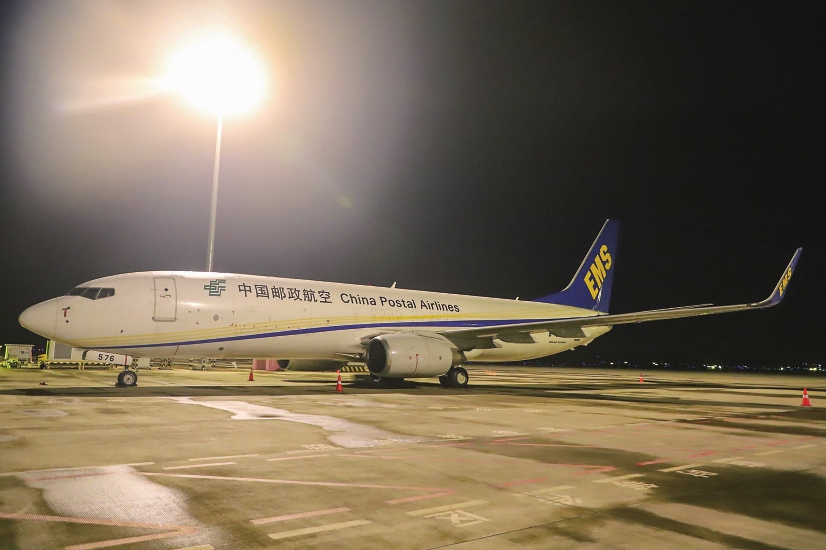 锁住鲜甜品质 每天专机运荔枝湛江吴川机场“荔枝飞机”起飞出港