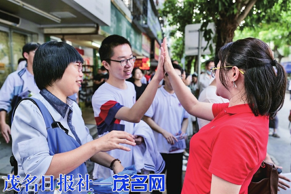 你，逐梦！ 我，守护！记者兵分多路直击高考首日温暖时刻