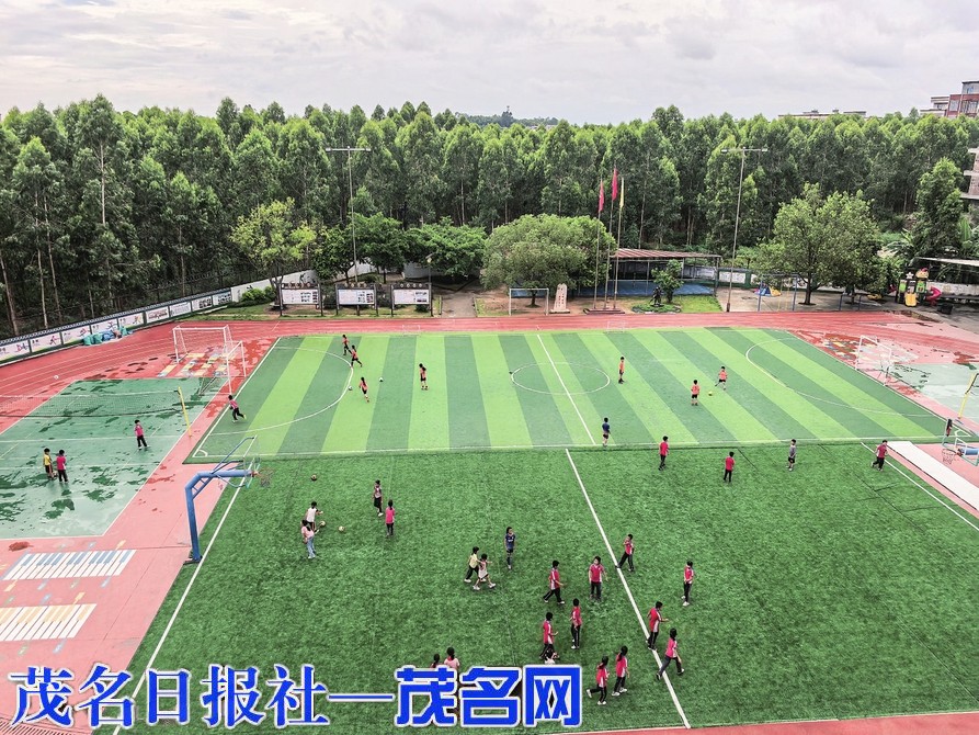 绿茵点亮梦想 小脚丫踢出大未来