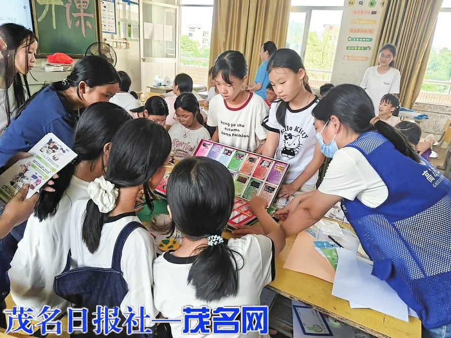 旦場鎮開展“巧手筑鳥巢 童心話禁毒”宣傳活動