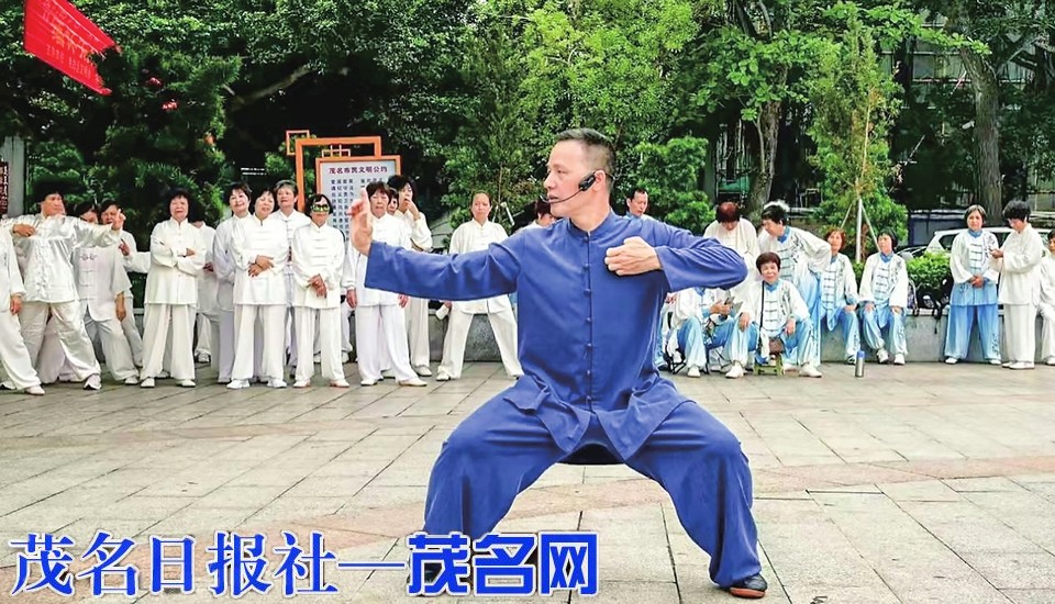 《健身气功·十二段锦》通用教材全国发行