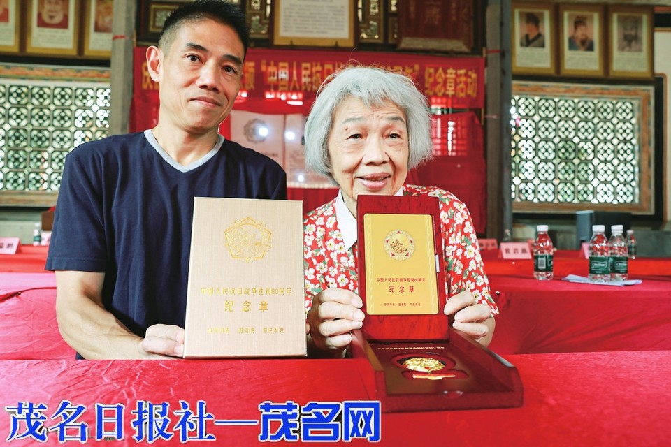 抗日名将陈沛获颁“中国人民抗日战争胜利80周年”纪念章