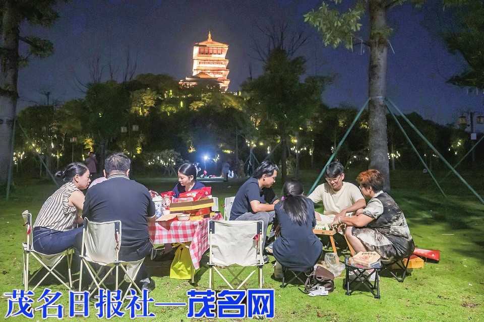 市民到潘茂名公园赏月庆中秋