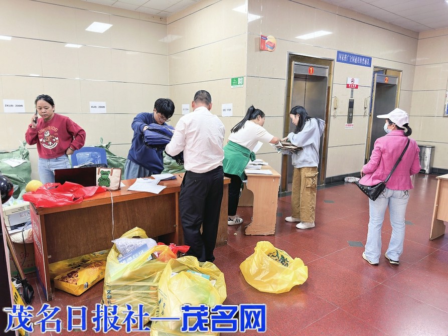 市民领取物资参与活动热情高涨