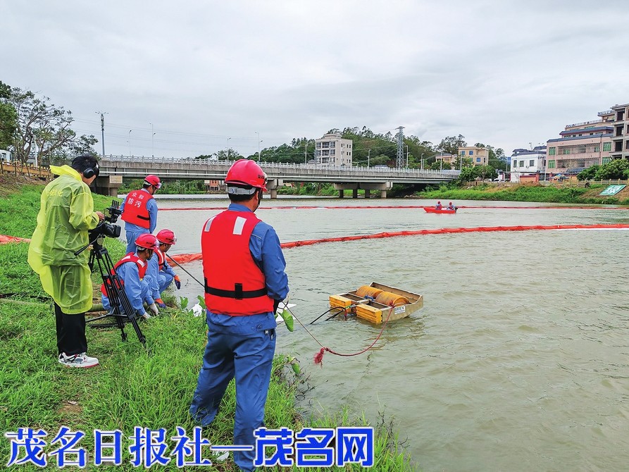 槽罐车追尾柴油泄漏污染江水？