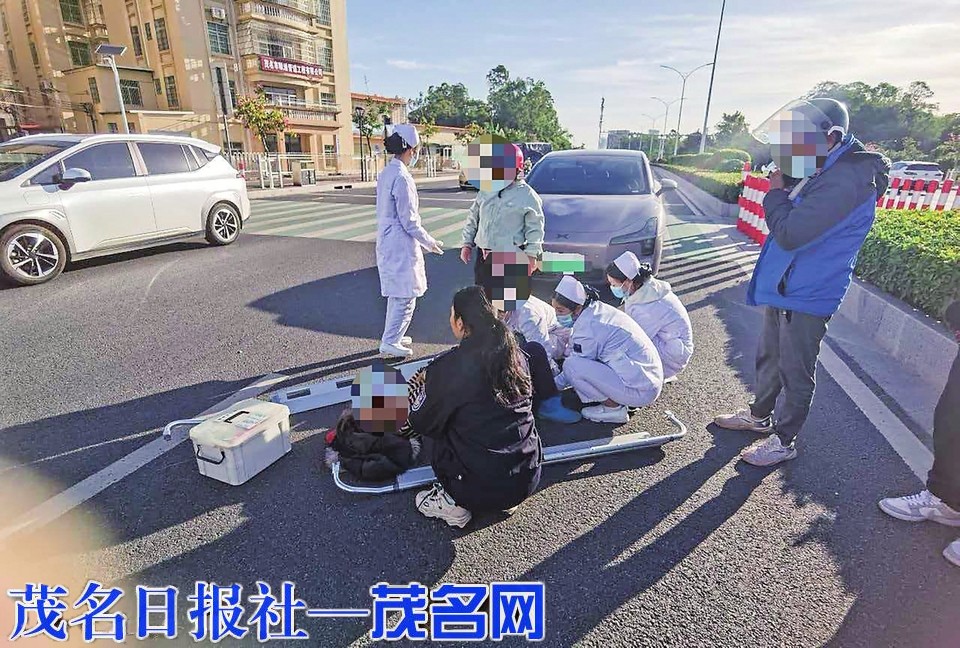 茂南甲子大道发生车祸 女辅警路过救人不留名