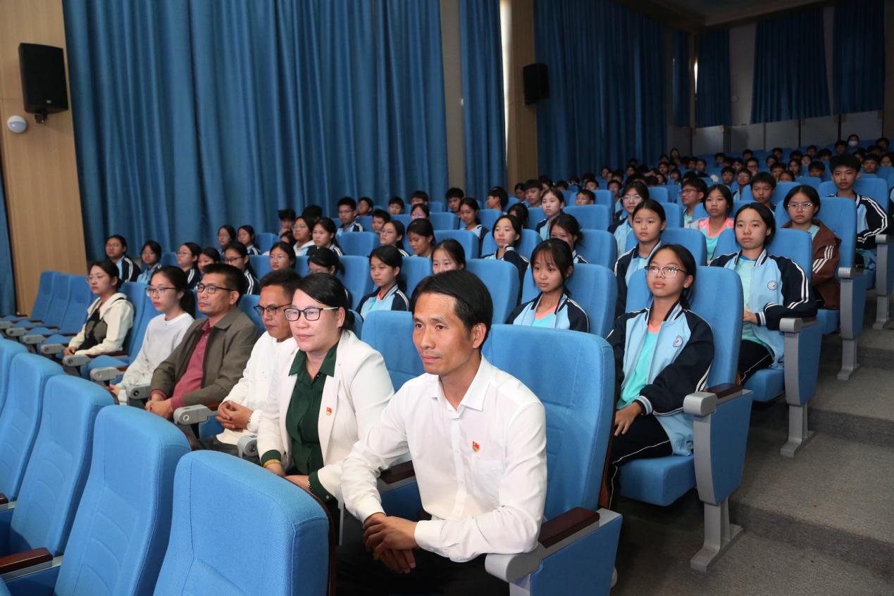 守护青春心灵 赋能阳光成长  茂名开展普及(心理知识)展演进校园活动