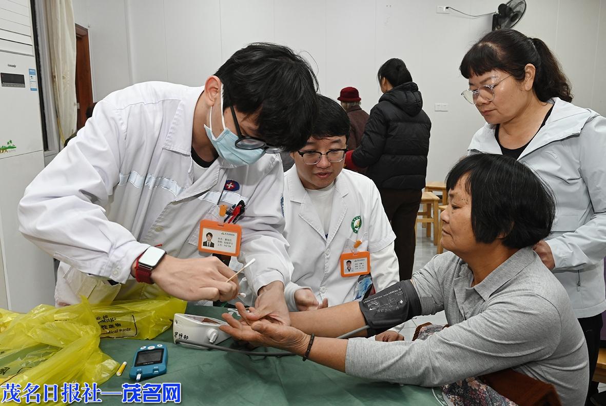 市保险行业协会节前赴乡镇送温暖