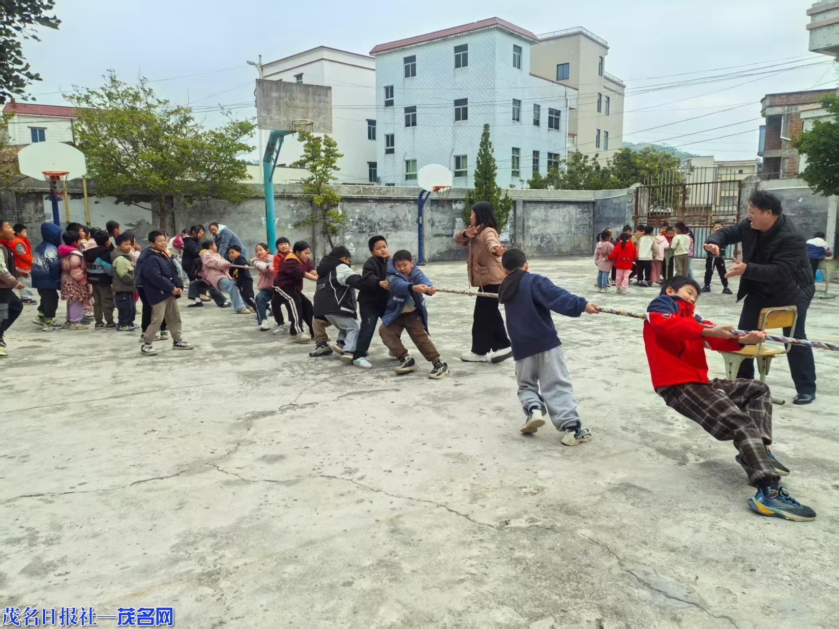 茂名“流动青少年宫”为化州乡村少年儿童送成长“大礼包”