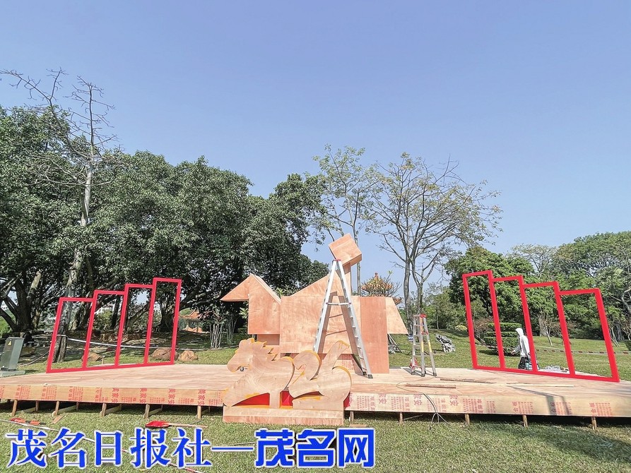 骏马贺岁迎新春新湖公园扮靓迎新年