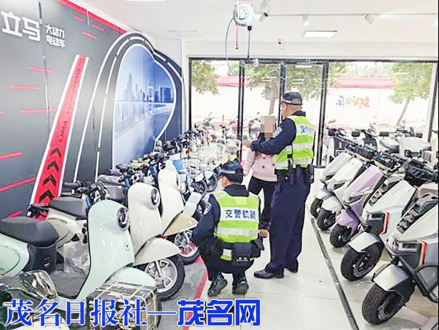 茂名铁骑走进电动车店开展“入户宣传”筑牢源头安全防线