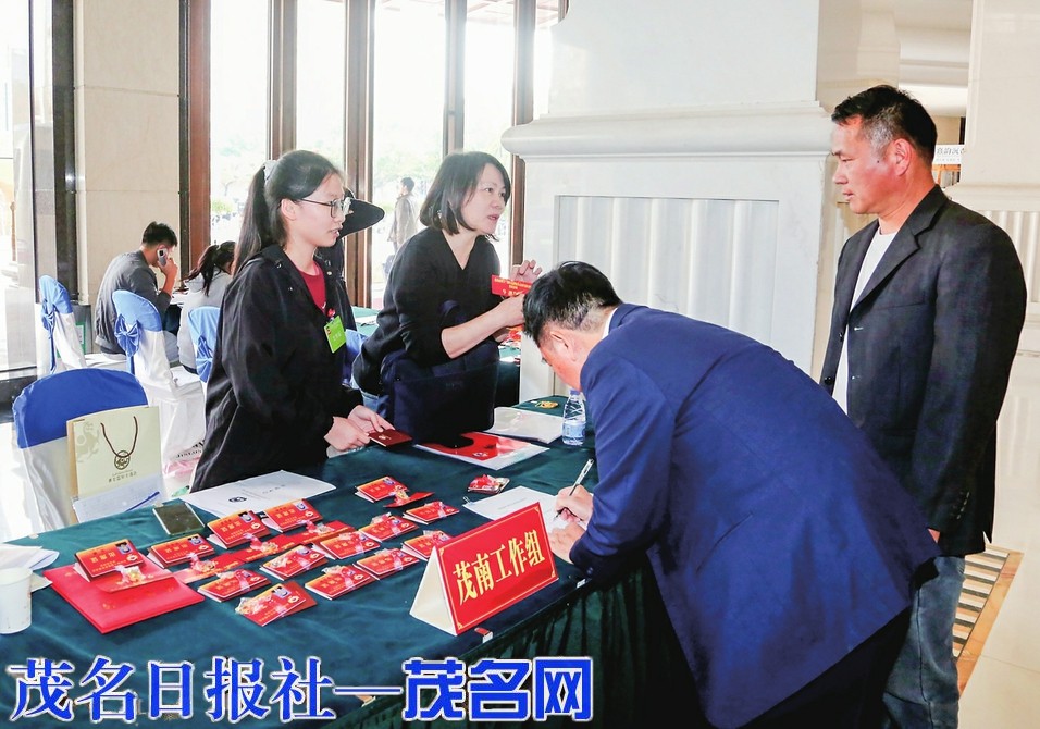 参加市政协十届五次会议的委员昨日报到