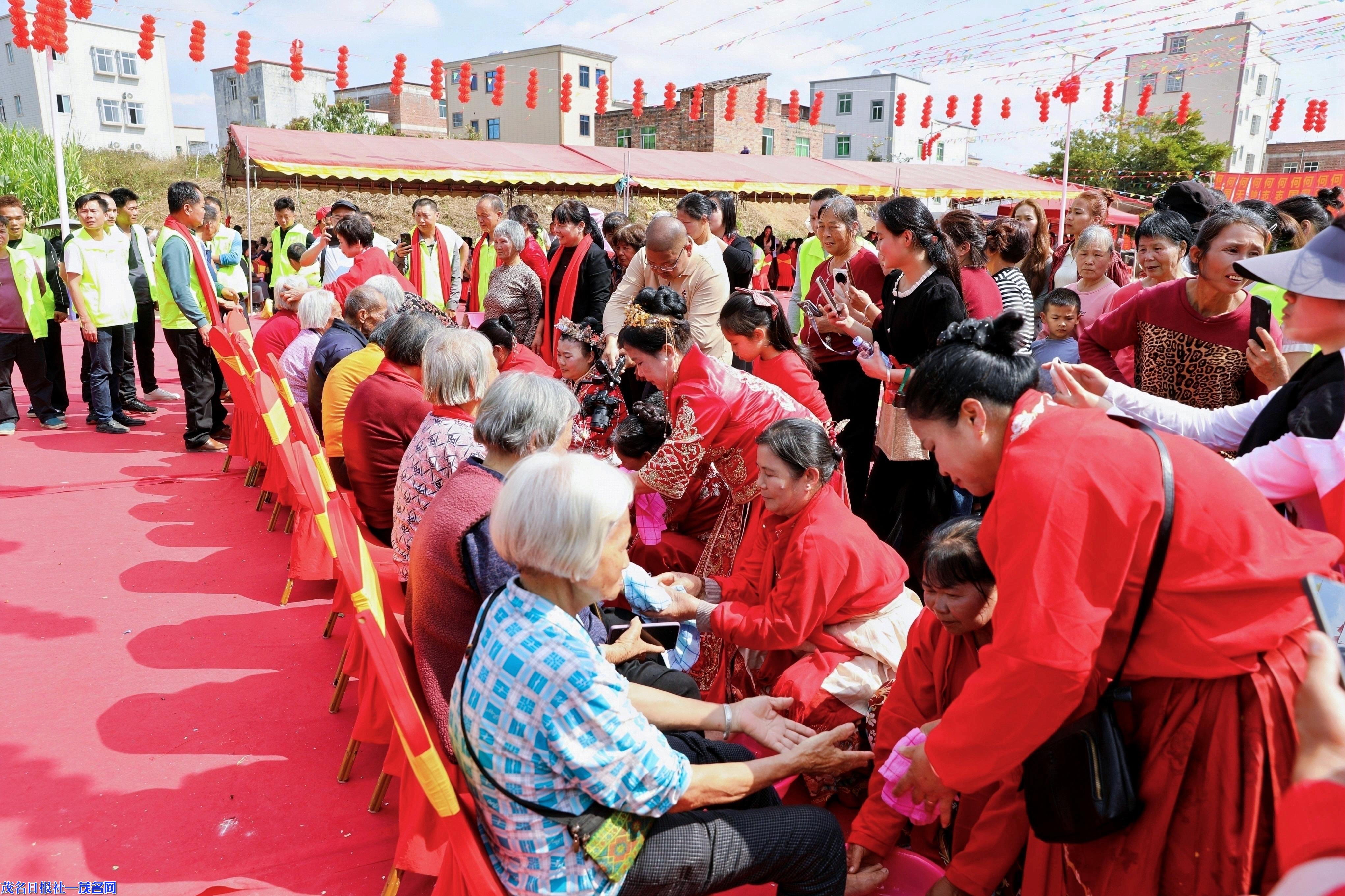 化州中垌镇山背村举办“敬老、奖学、迎凤回巢筑乡梦”活动