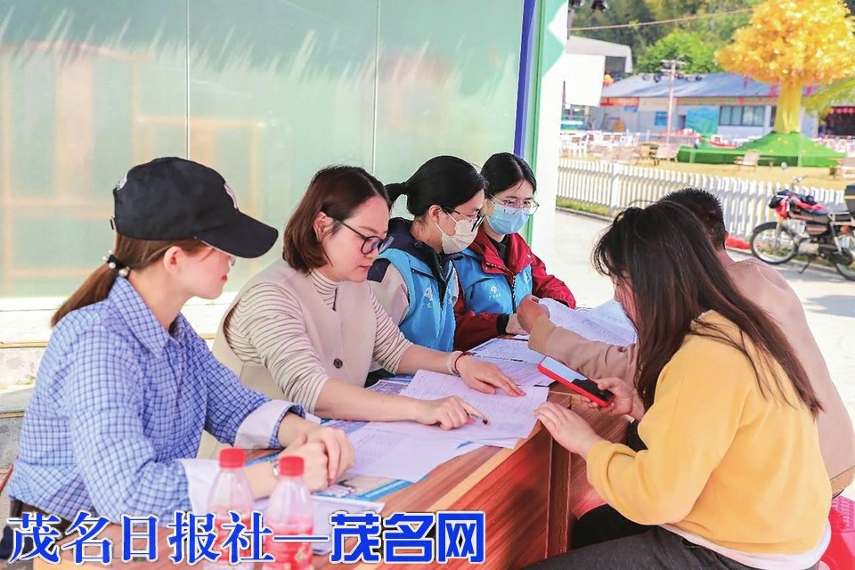 岗位送到家门口 就业服务暖民心