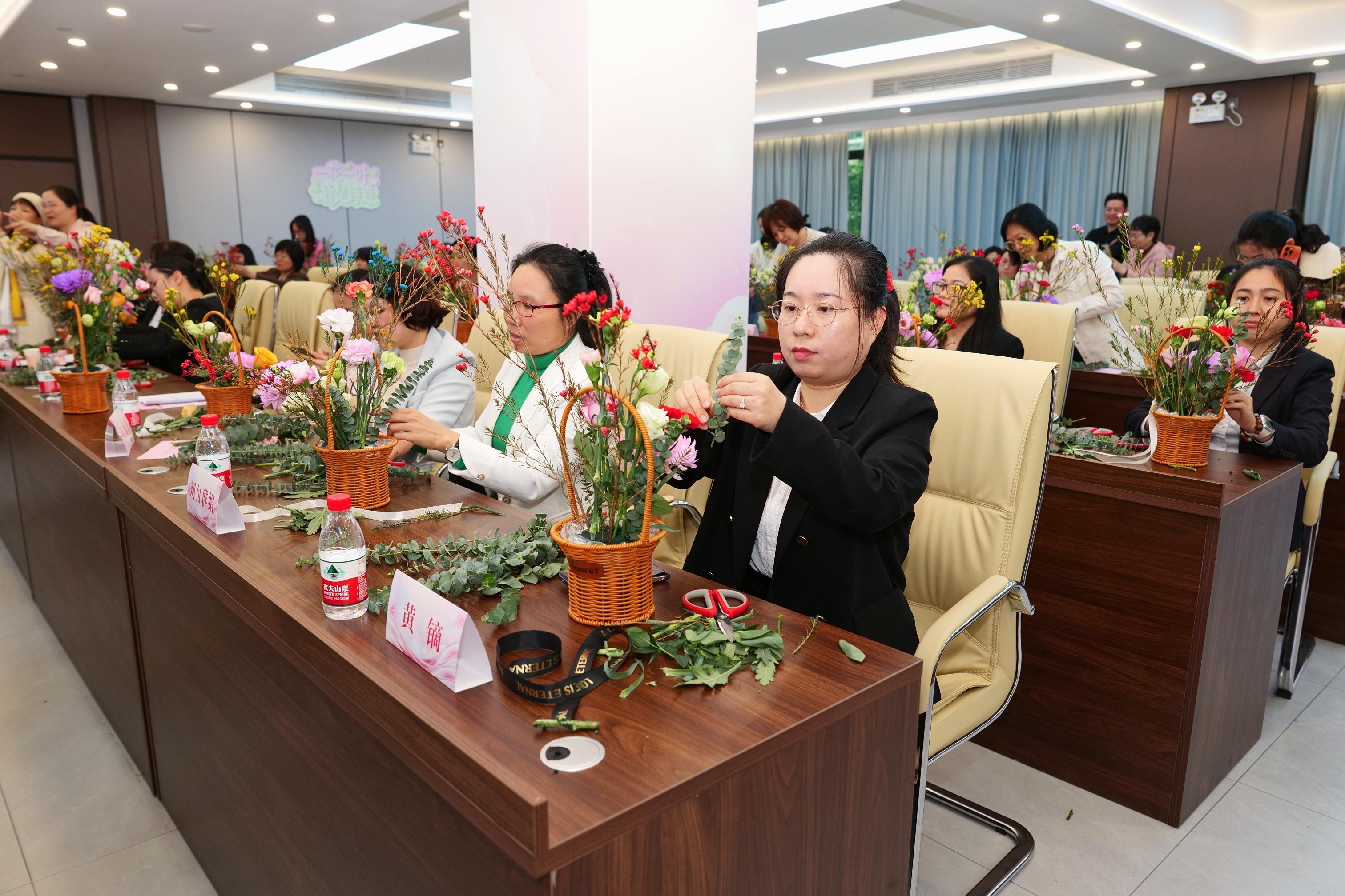 健康惠民绽芳华 花香润心暖巾帼