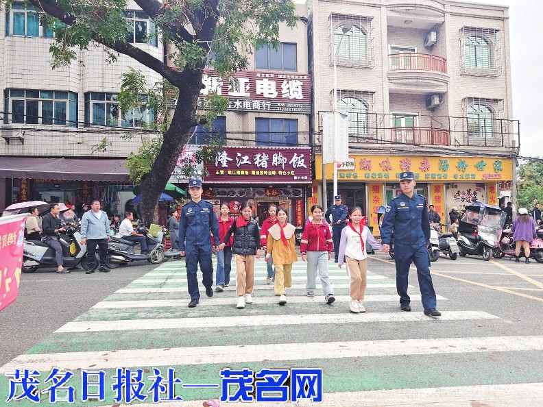 茂名海警局开展学雷锋志愿服务活动