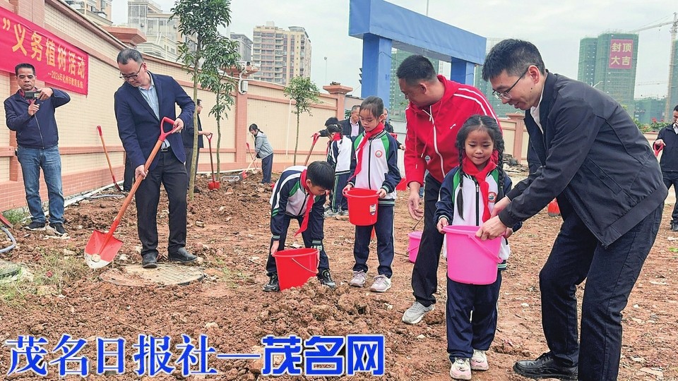 植绿护绿悟成长 劳动课堂练本领