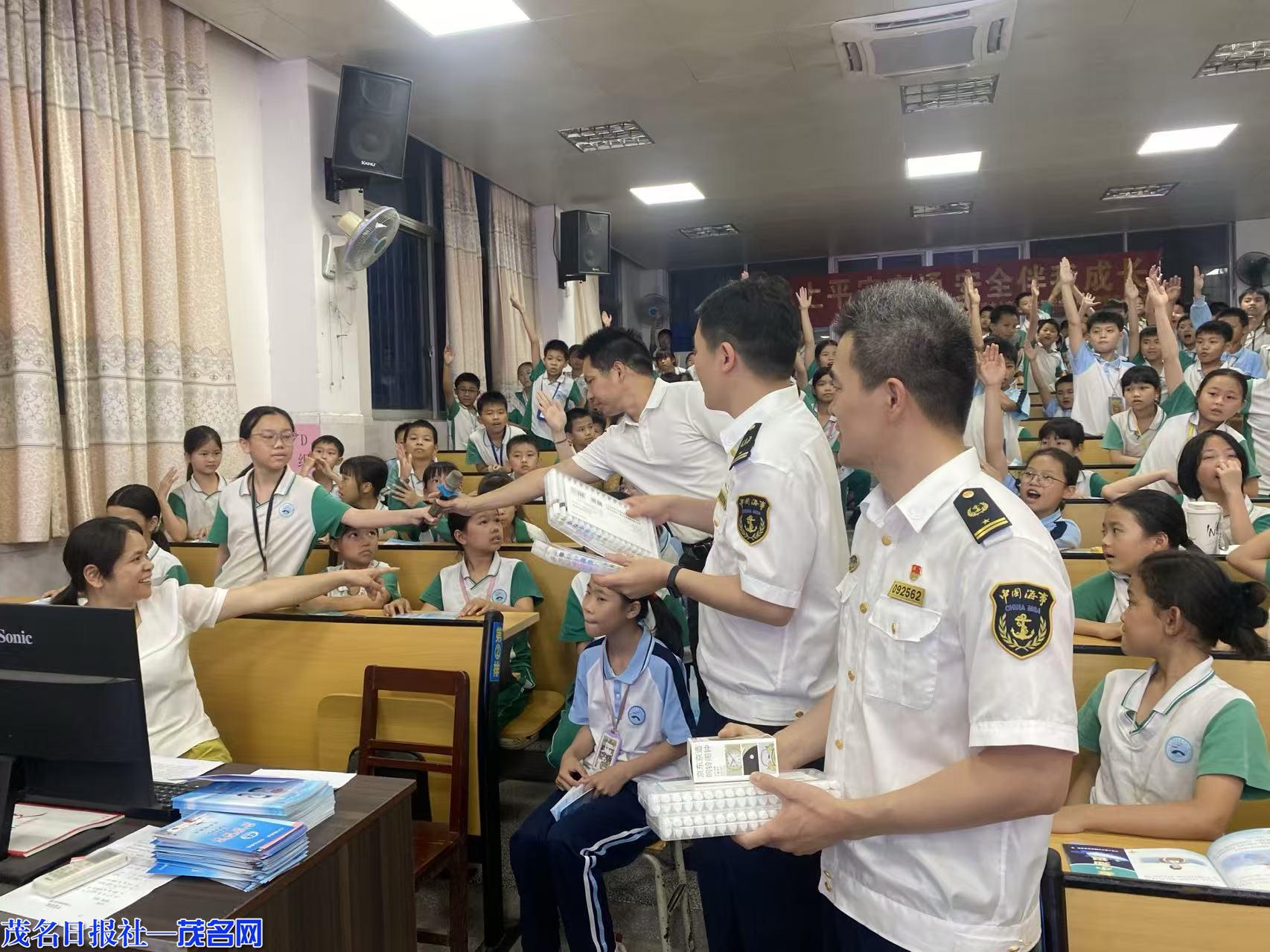 茂名海事局送水上交通安全知识进校园