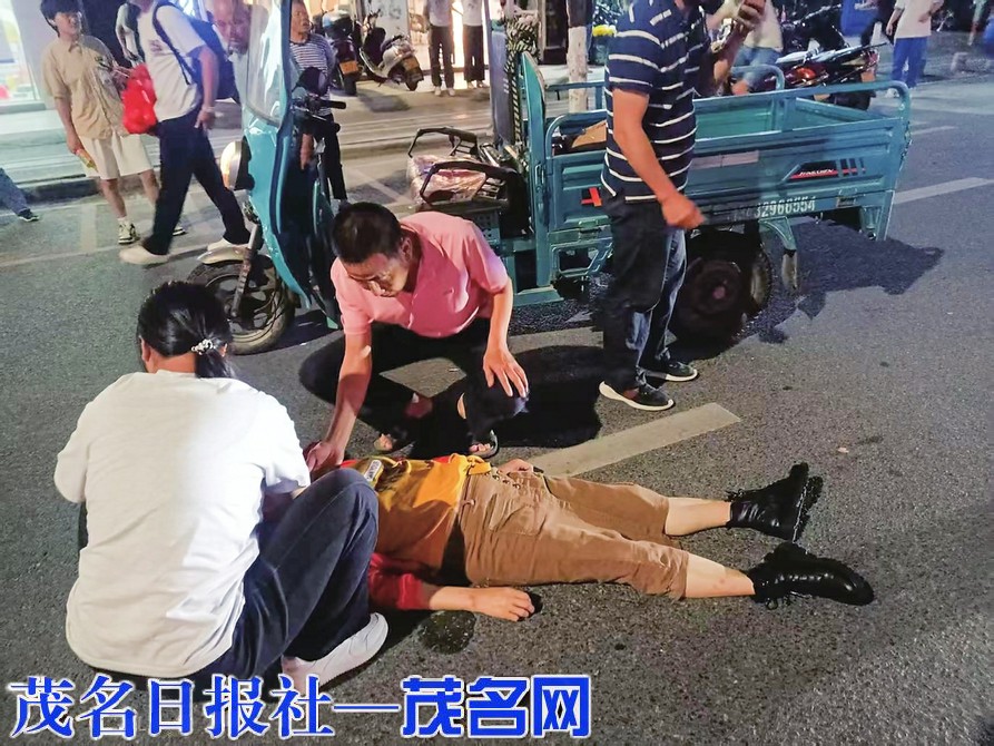 高州街头突发车祸 红十字救护员与护理学子联手施救暖人心