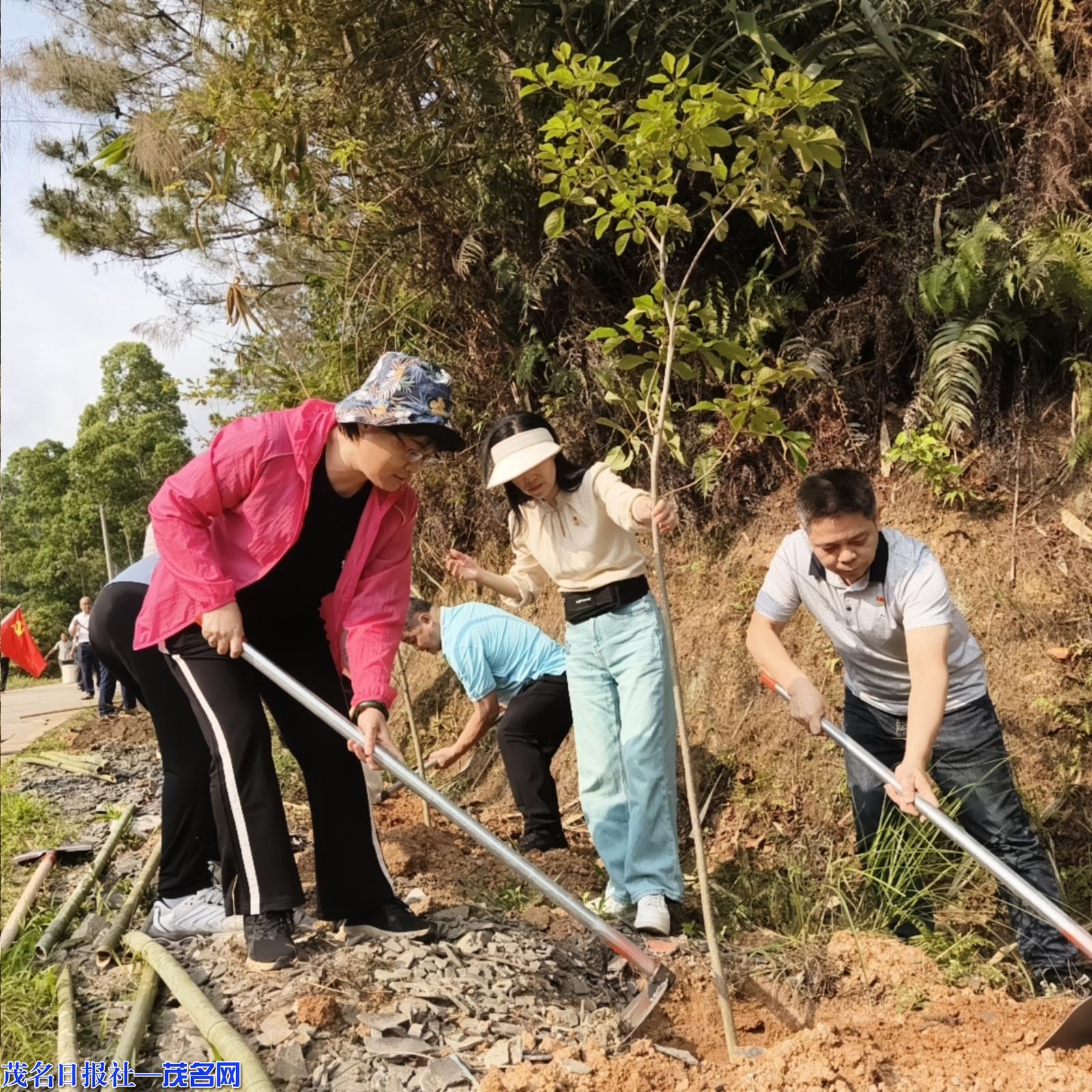 信宜粤海水务有限公司等单位联合开展义务植树活动