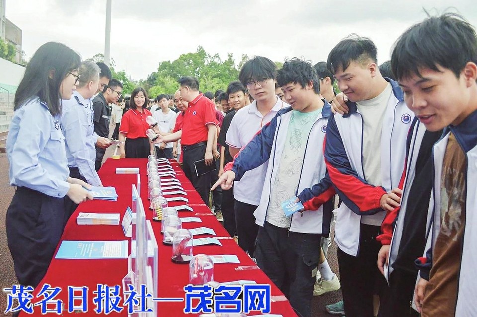 与万名师生共筑平安防线