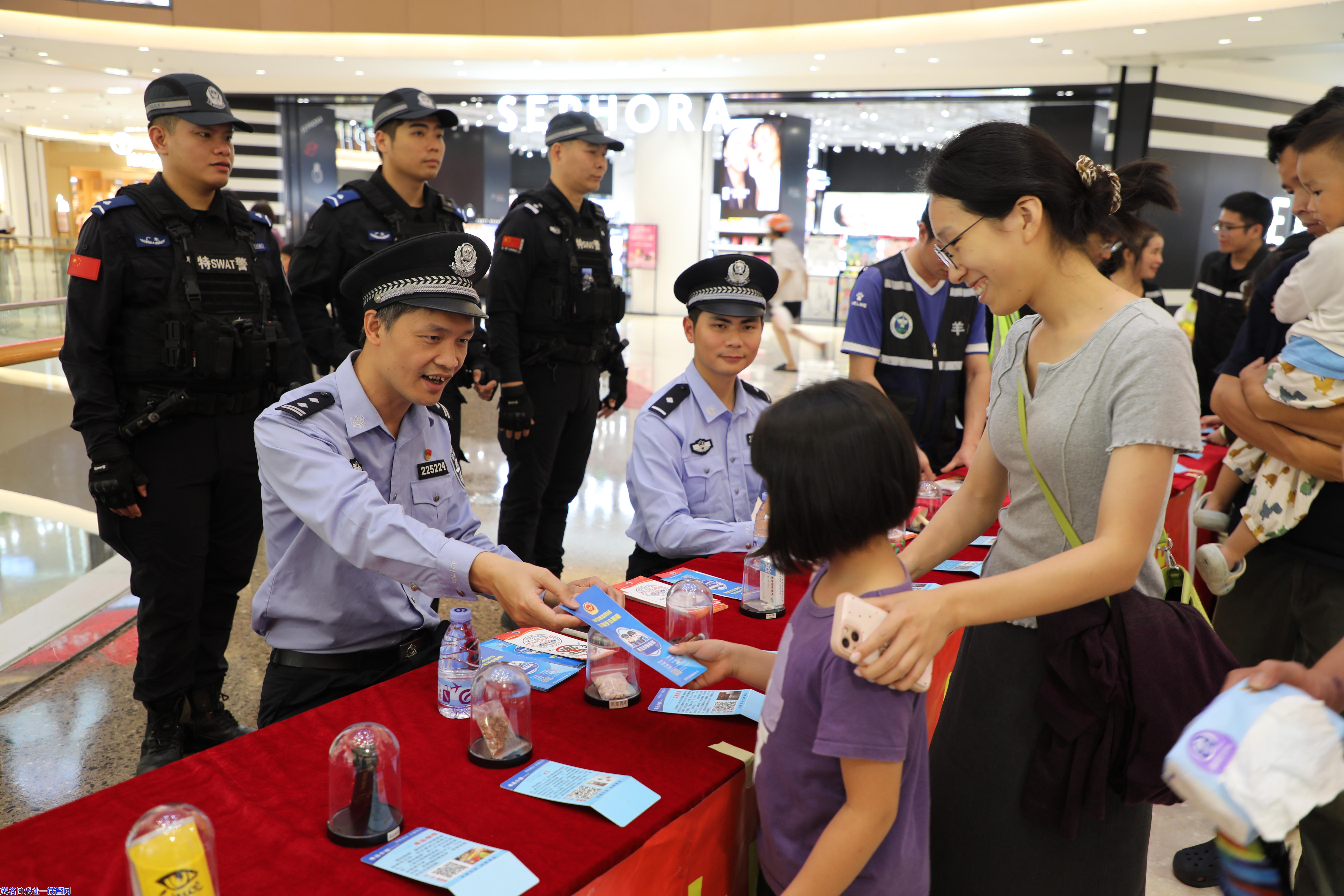 茂南公安多警种聚力东荟城商圈 共筑平安防线守护万家灯火