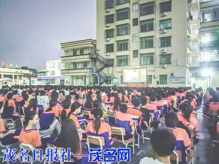 ​红色光影进校园 爱国情怀润童心