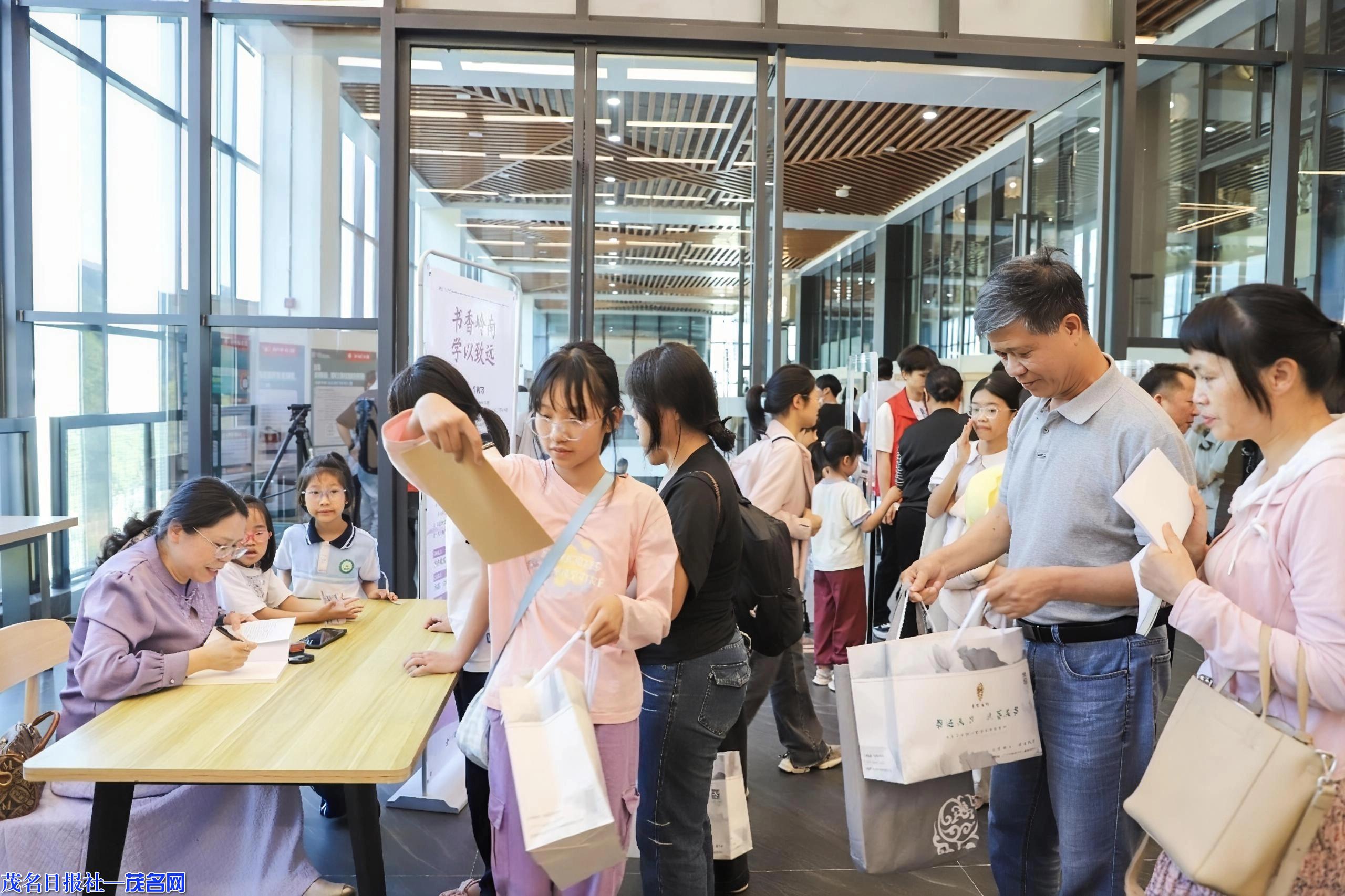 《爱的方舟》新书发布 为信宜文艺、阅读周添砖加瓦