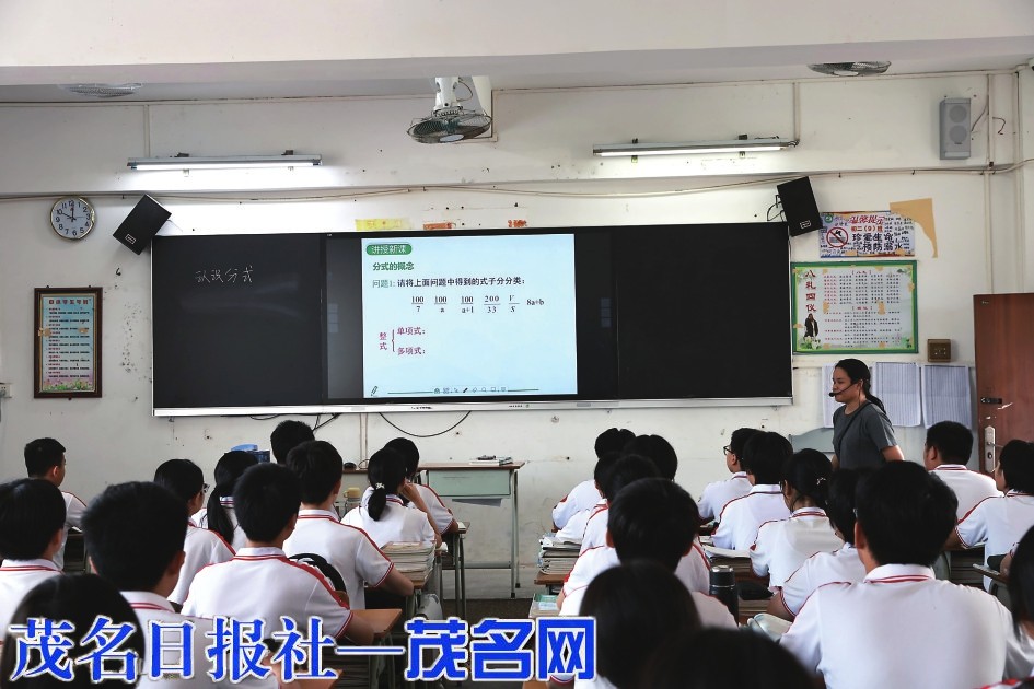 公馆商会向公馆一中捐赠一批智慧黑板