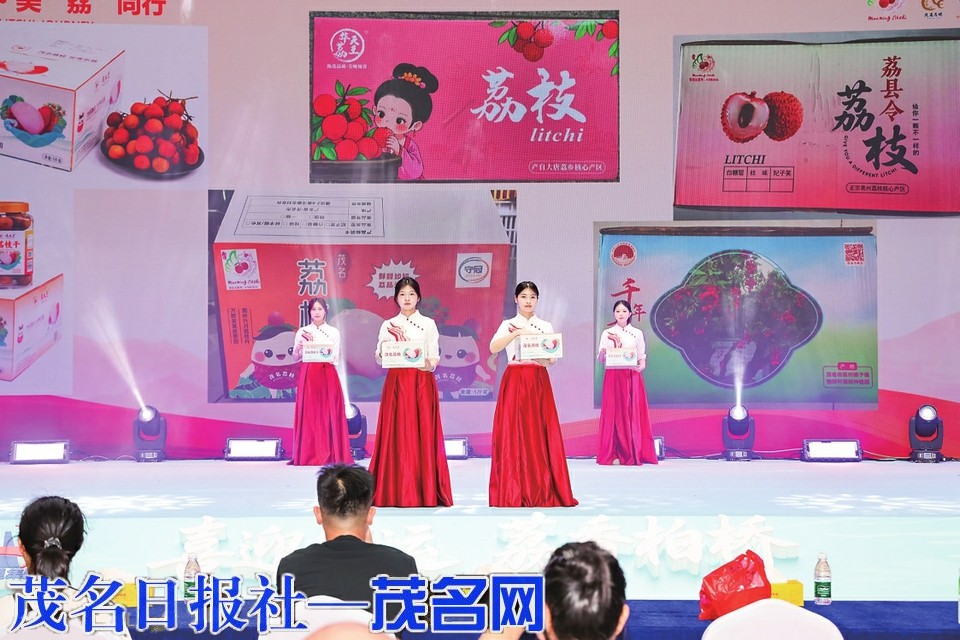 柏桥服务区吸引万千游客 高速展销赋能茂名农产品出圈