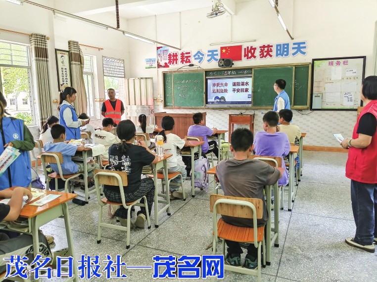 高州荷花镇社工站开展防溺水安全教育活动