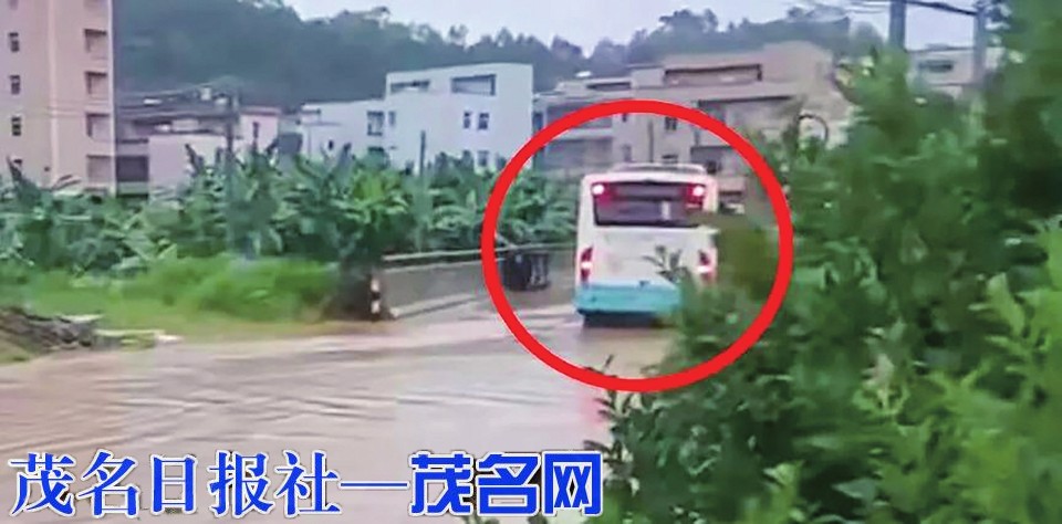 警民携手紧急涉水救援