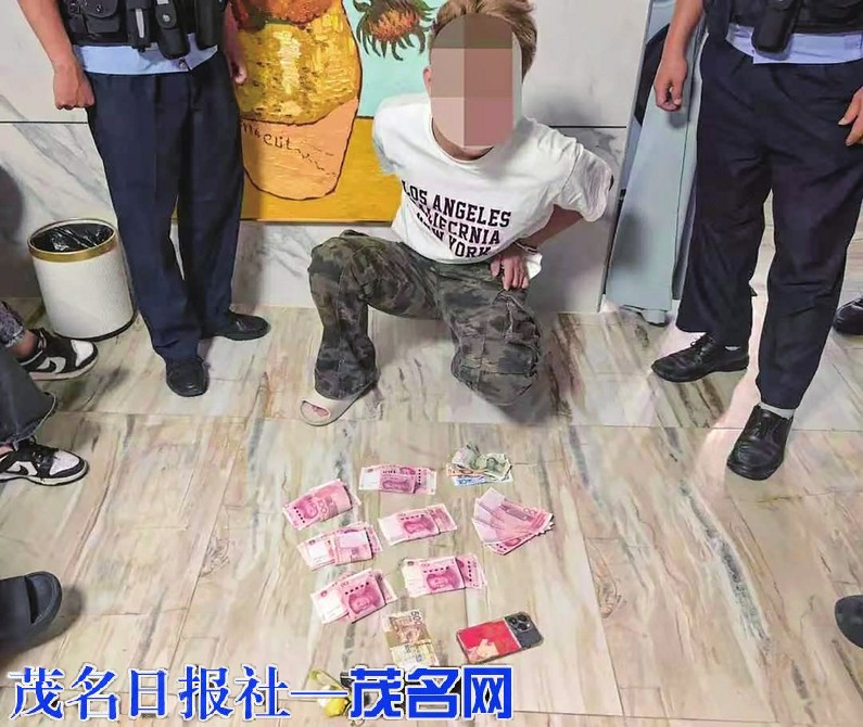 门窗无损，车内1万现金不翼而飞