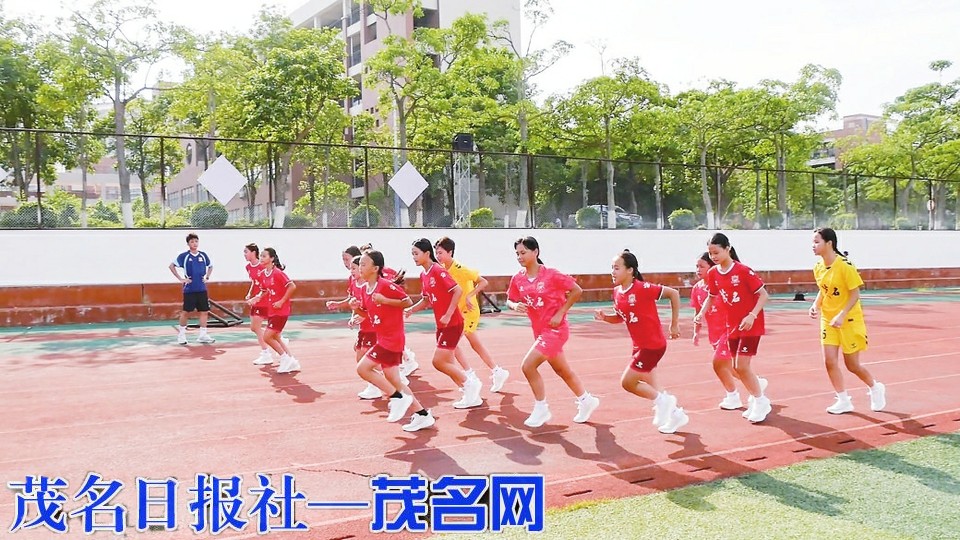 赛场鏖战 营中砺兵 运动员村内足球赛事集训如火如荼