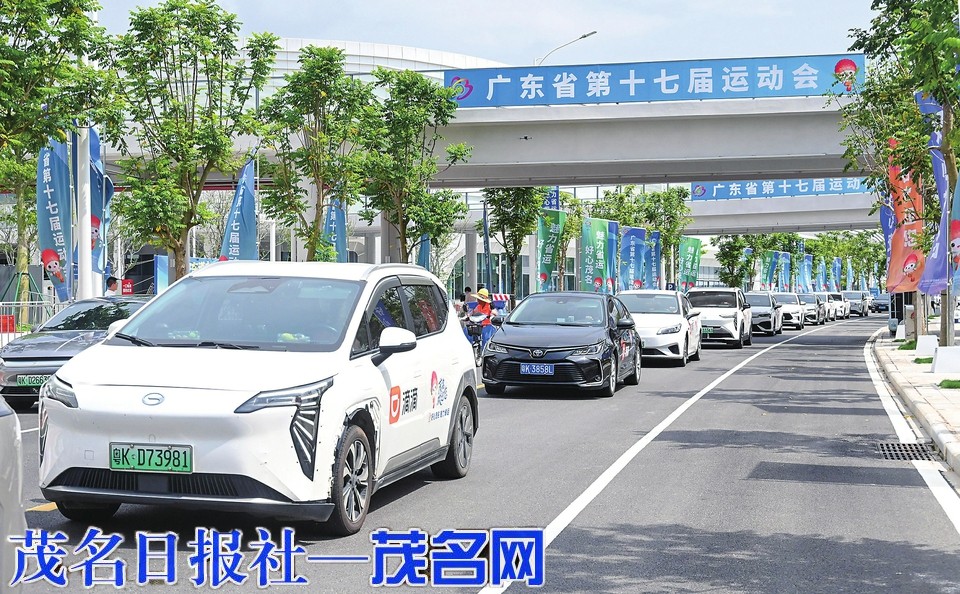 网约车化身“流动宣传员”穿行好心茂名街头