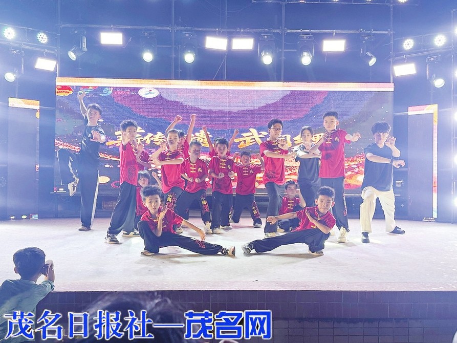暑期大学生在电白乡村“解锁”带娃新方式