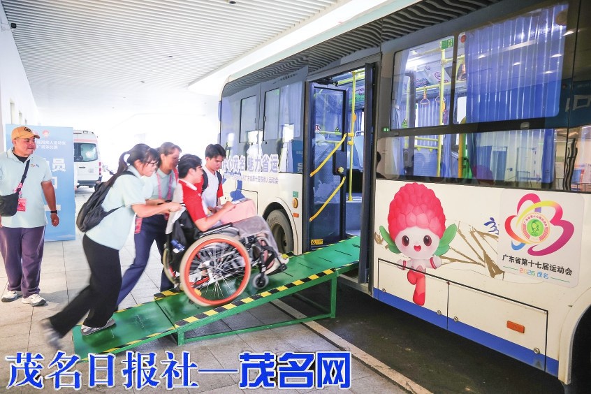 68台无障碍公交彰显城市温度 暖心护航省残运会运动员出行