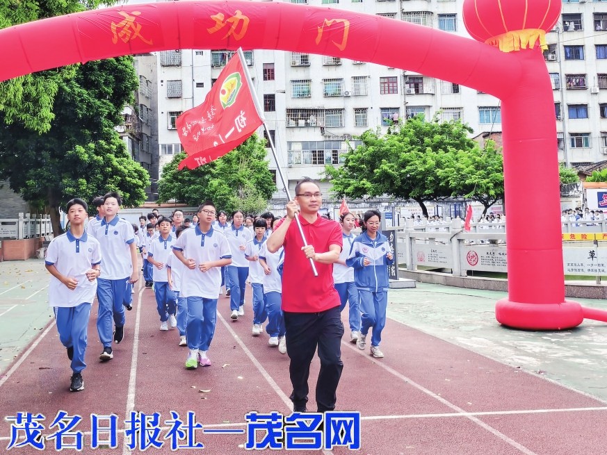高州中学初中校区举行初一新生“入学礼”