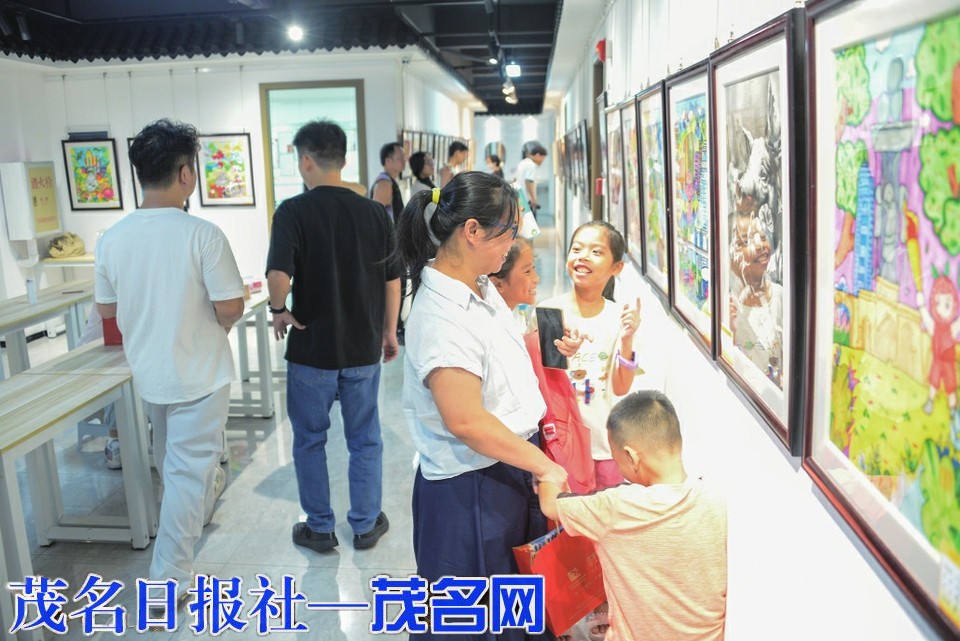 2026年茂名市庆国庆少儿书画作品展开幕