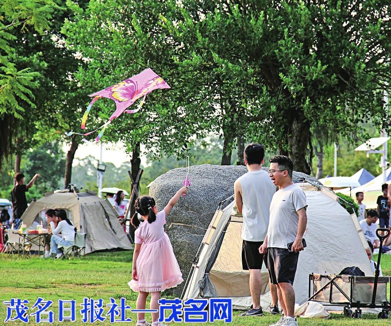 一湖碧水承欢颜 满城绿意庆国庆