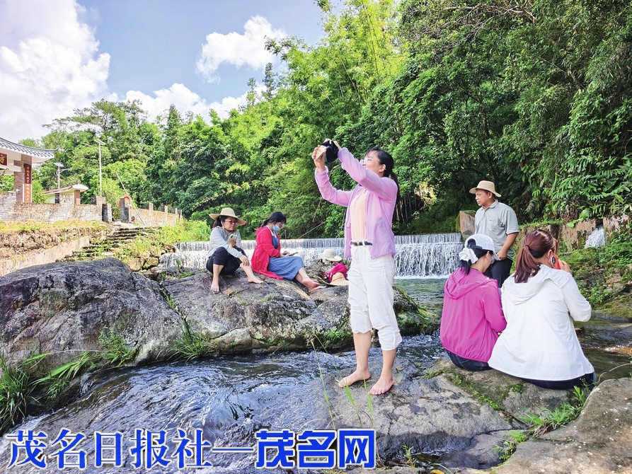 假期乡村游 戏水享清凉